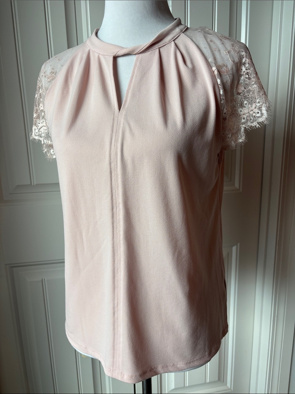 Worthington NWT Blush Lace Cap Sleeve Keyhole Top